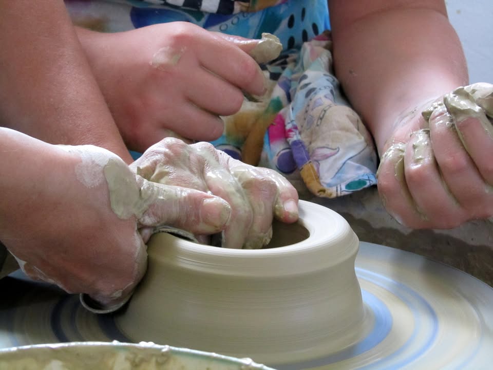 Forog a korong: Kerámia készítő workshop felnőtteknek