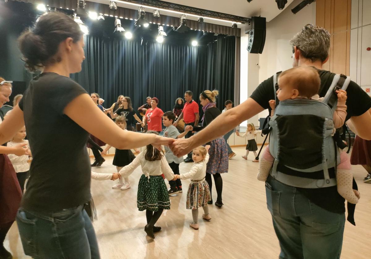 Forradalmi táncház a Tulipiros táncegyüttessel és a Ganjálló zenekarral