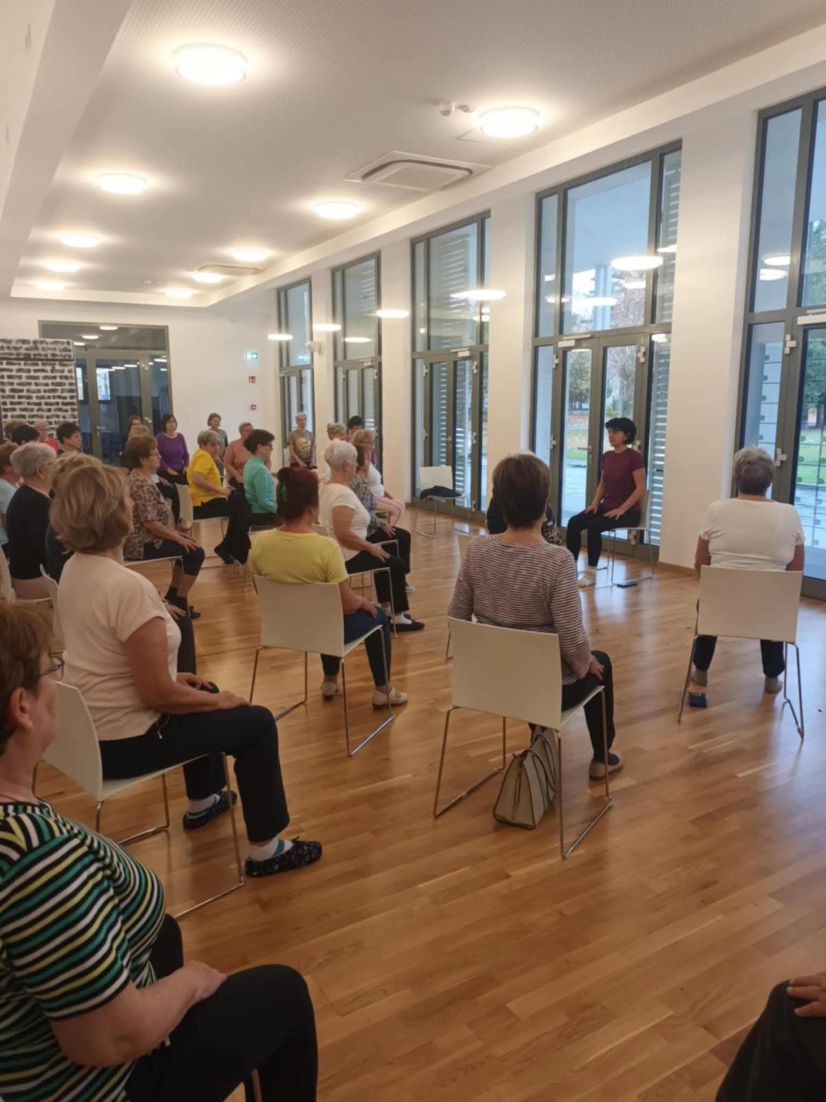 Székes jóga Hédivel