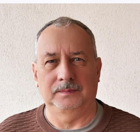 Szomszédos szavak: Író-olvasó találkozó a lábatlani íróval, Dobronyai Istvánnal